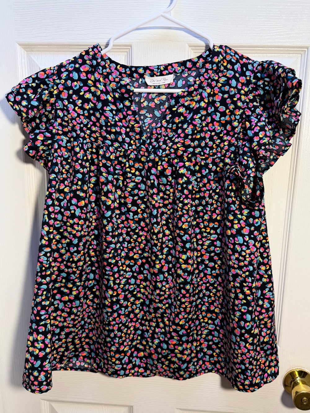 Doe & Rae Black Multi-Color Flutter Sleeve Blouse